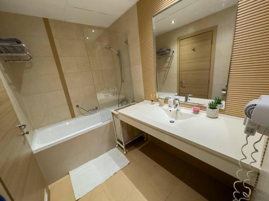 Luxury 2 Bedroom Apartment Bucharest Luaran gambar