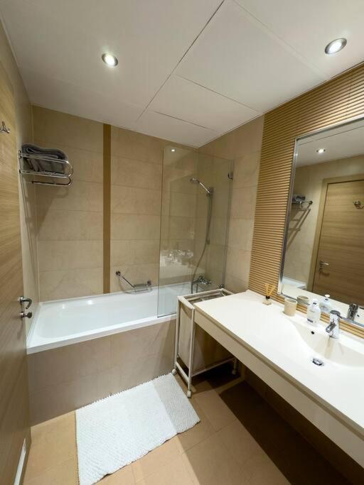 Luxury 2 Bedroom Apartment Bucharest Luaran gambar